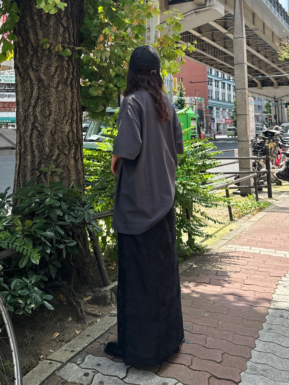 ブラック系のワンピース、ブラック系のローファー、グレー系のTシャツ/カットソーを着用したレディースの夏コーディネートの3枚目の写真