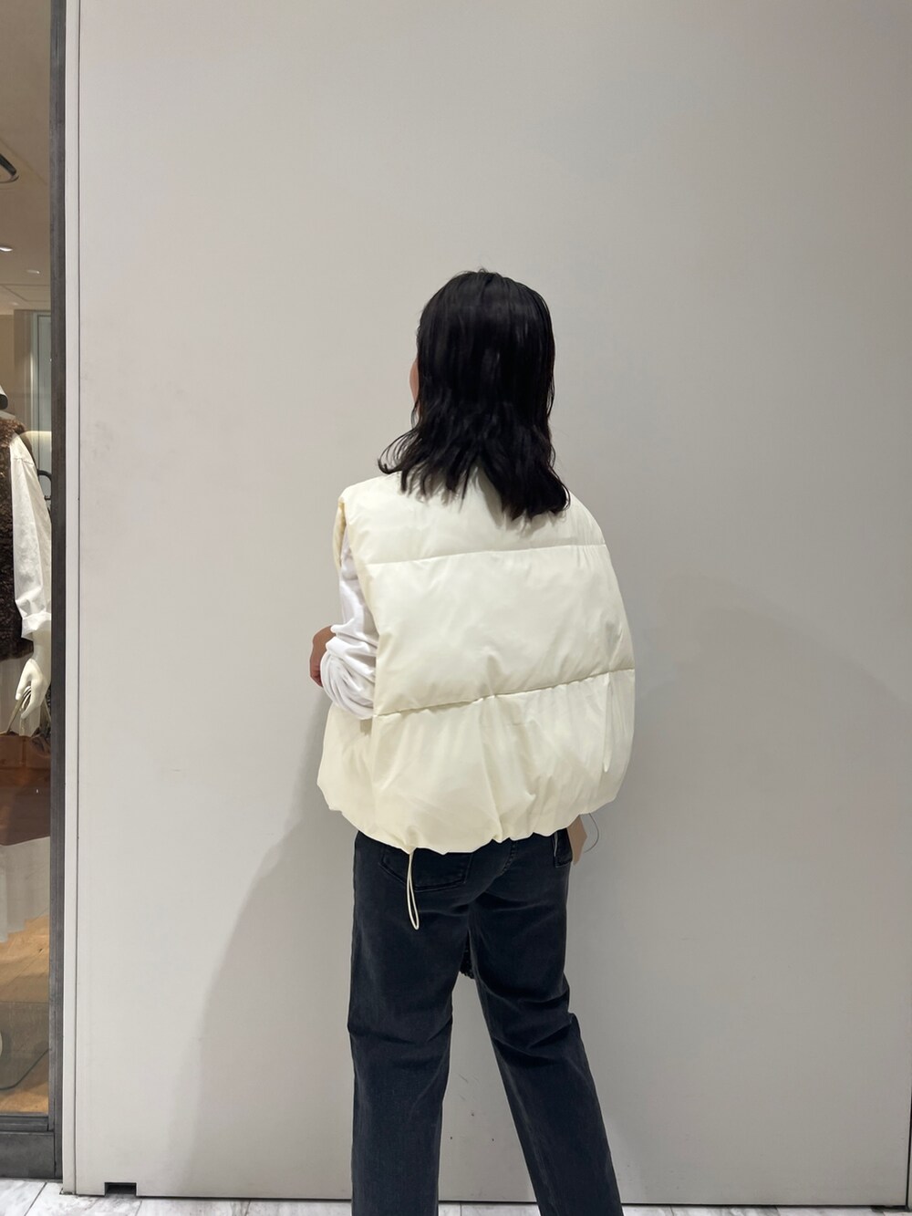 ブラック系のブーツ、ホワイト系のTシャツ/カットソー、ブラック系のデニムパンツを着用したレディースの秋コーディネートの5枚目の写真