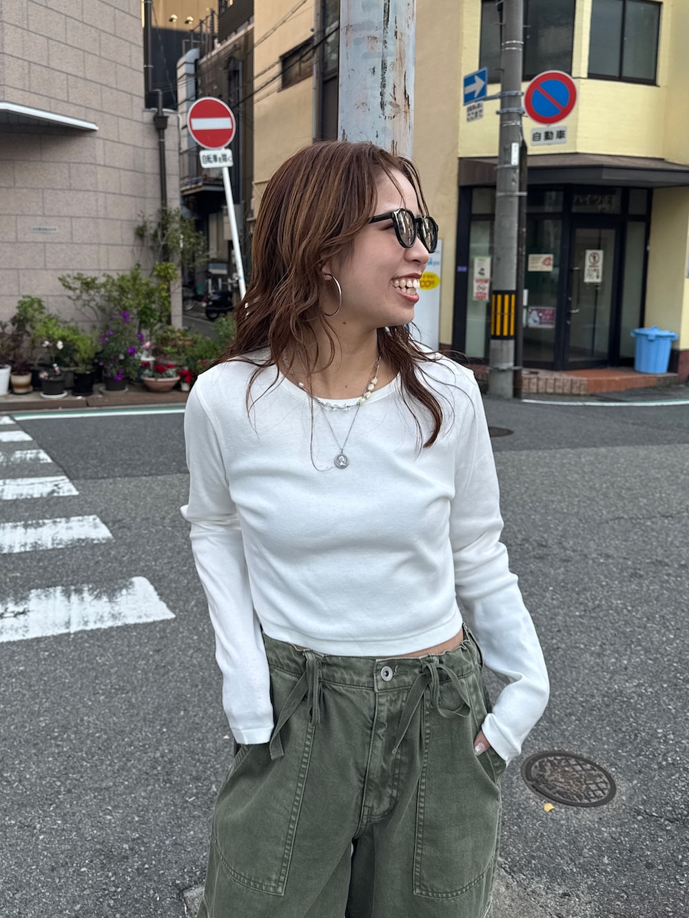 グリーン系のその他パンツ、ホワイト系のTシャツ/カットソー、ブルー系のデニムジャケットを着用したレディースの冬コーディネートの10枚目の写真