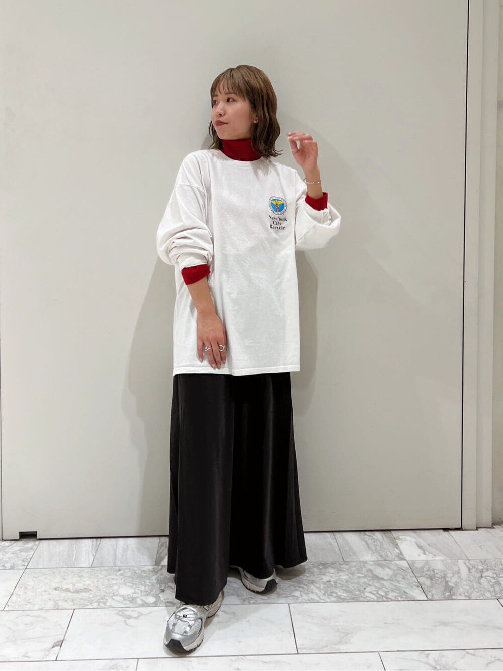 ブラック系のスカート、ブラック系のMA-1、レッド系のニット/セーターを着用したレディースの秋コーディネートの5枚目の写真