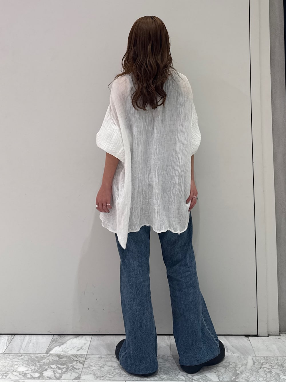 ブルー系のデニムパンツ、ホワイト系のシャツ/ブラウスを着用したレディースの春コーディネートの3枚目の写真