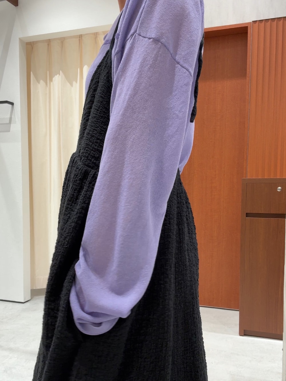 ブラック系のワンピース、パープル系のニット/セーター、ブルー系のデニムパンツを着用したレディースの春コーディネートの9枚目の写真