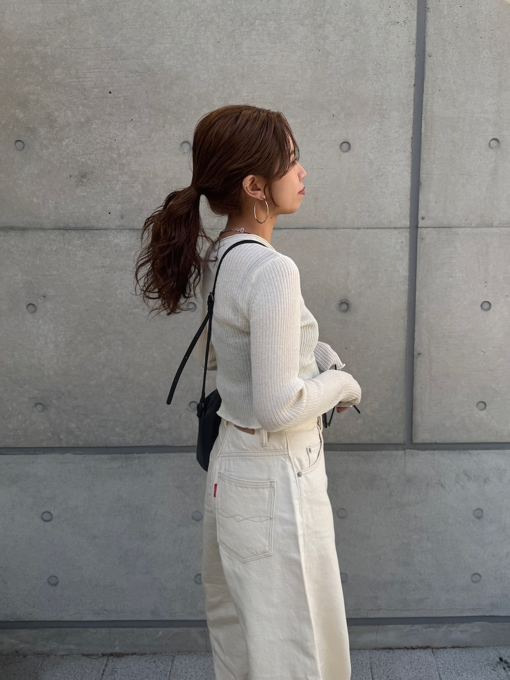 ホワイト系のカーディガン/ボレロ、ホワイト系のデニムパンツを着用したレディースの春コーディネートの9枚目の写真