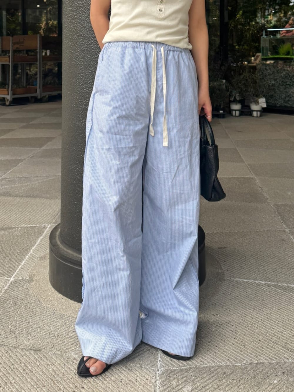 ブルー系のその他パンツ、ホワイト系のタンクトップを着用したレディースの春コーディネートの6枚目の写真