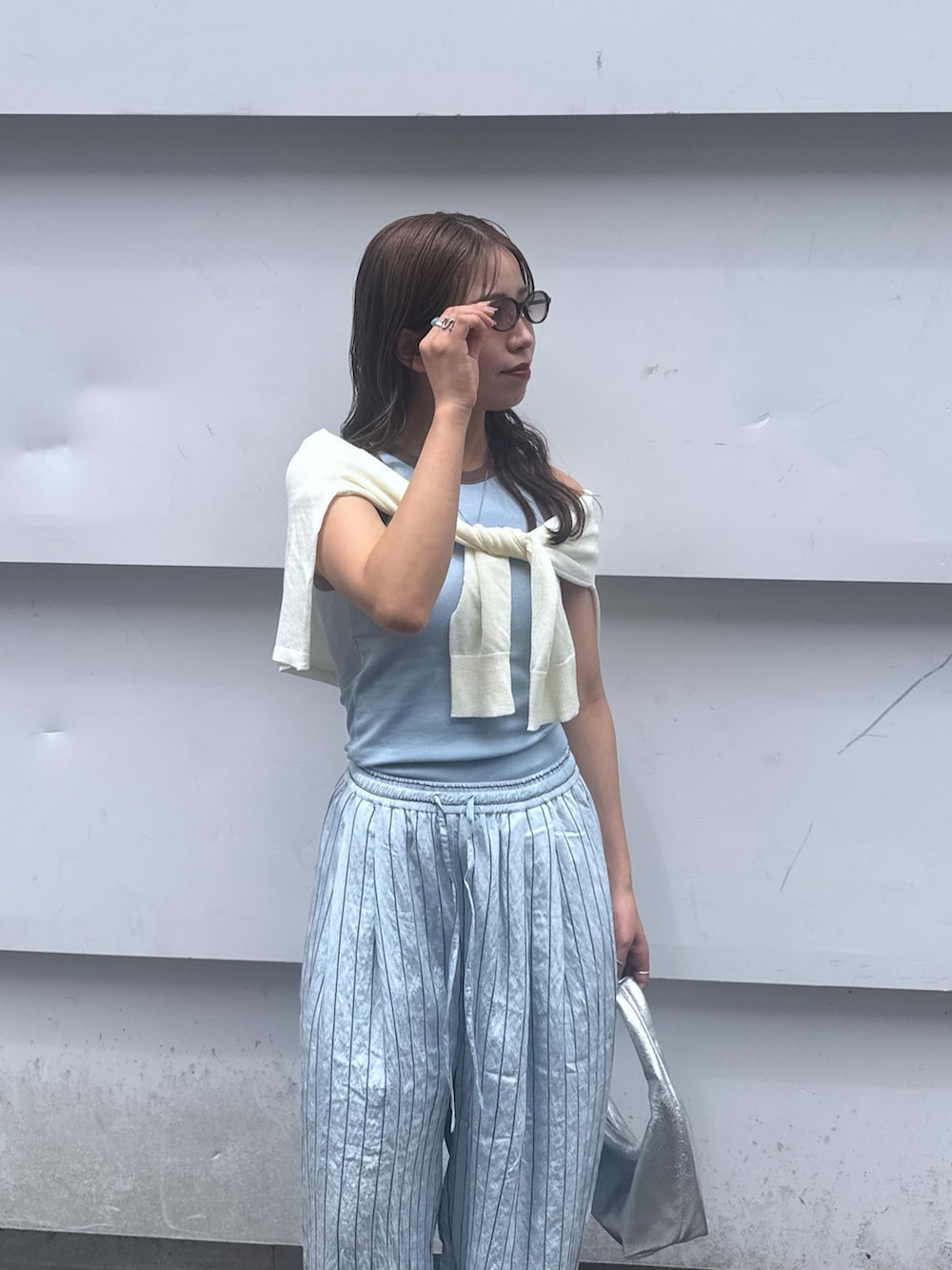 ブルー系のその他パンツ、ブルー系のタンクトップ、ホワイト系のニット/セーターを着用したレディースの夏コーディネートの6枚目の写真