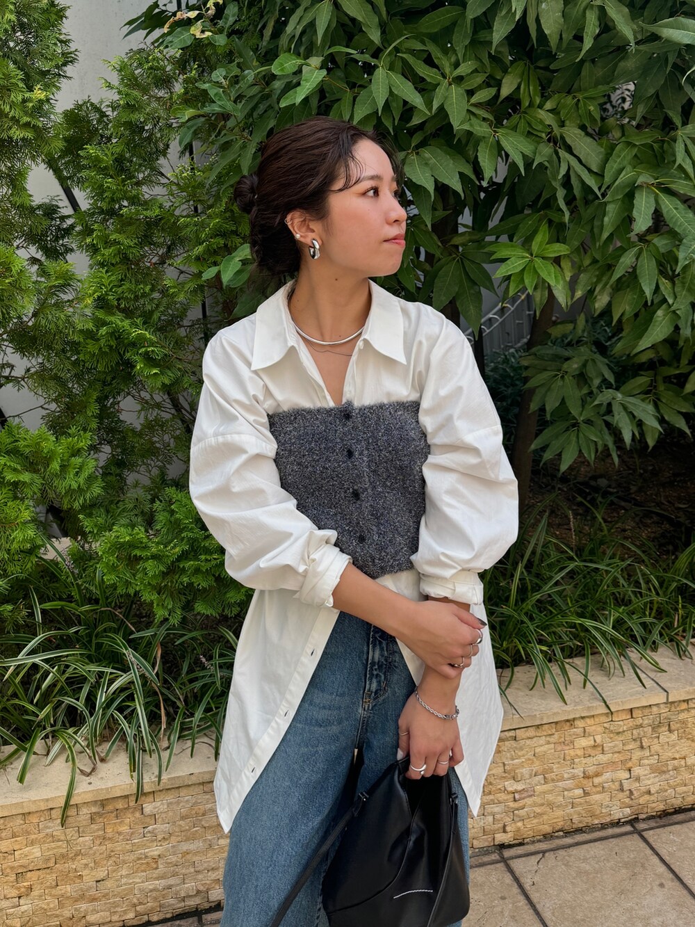 ブルー系のデニムパンツ、ホワイト系のシャツ/ブラウス、ブラック系のニット/セーターを着用したレディースの秋コーディネートの9枚目の写真