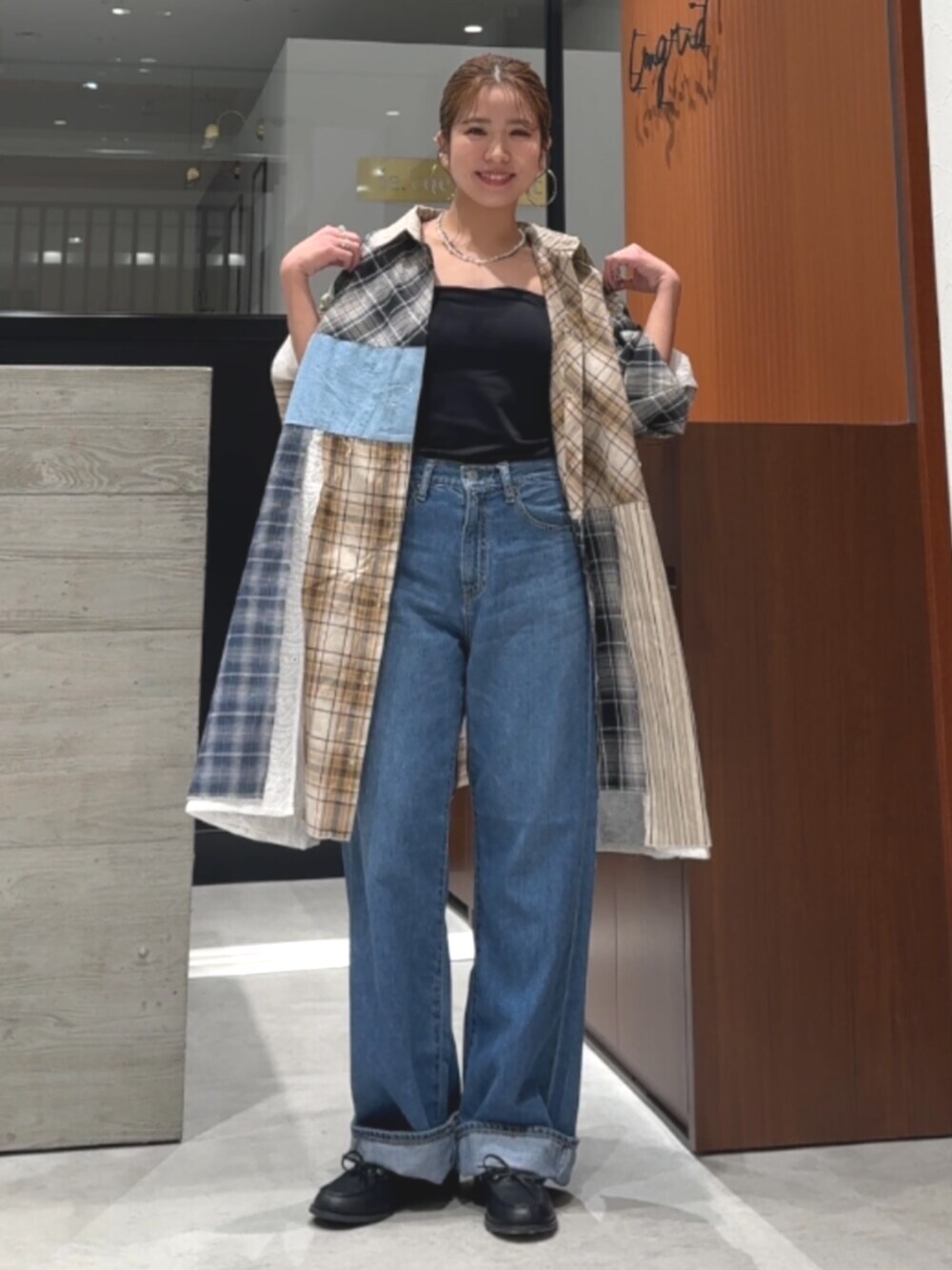 ブラック系のローファー、その他のシャツ/ブラウス、ブルー系のデニムパンツを着用したレディースの春コーディネートの7枚目の写真