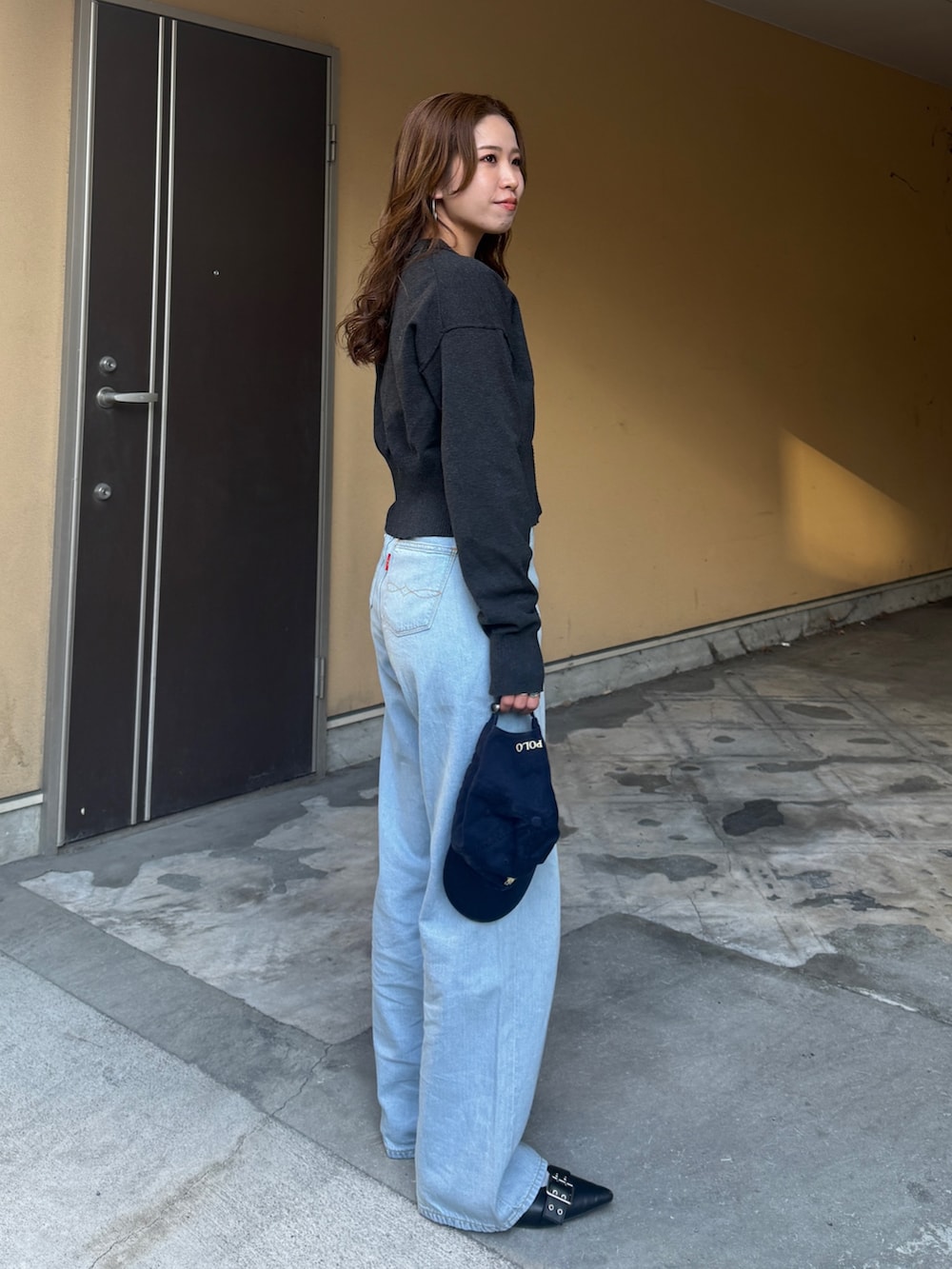 グレー系のカーディガン/ボレロ、ブルー系のデニムパンツを着用したレディースの春コーディネートの3枚目の写真