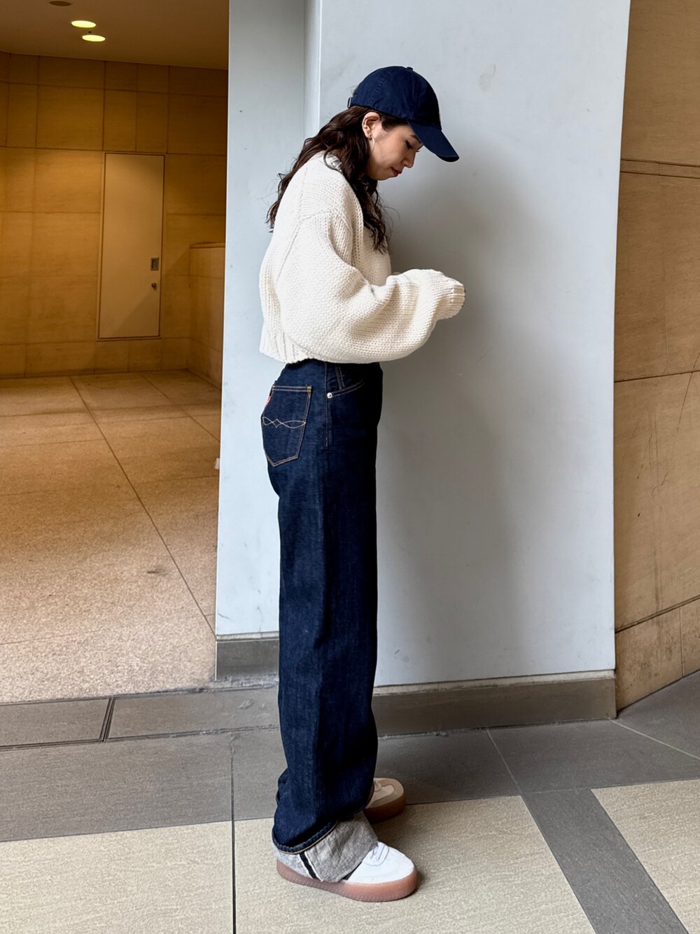 ホワイト系のTシャツ/カットソー、ホワイト系のカーディガン/ボレロ、ブルー系のデニムパンツを着用したレディースの冬コーディネートの3枚目の写真