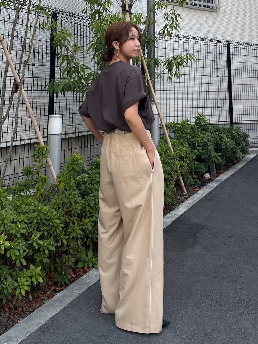 ベージュ系のその他パンツ、グレー系のTシャツ/カットソー、ブラック系のパンプスを着用したレディースの春コーディネートの5枚目の写真