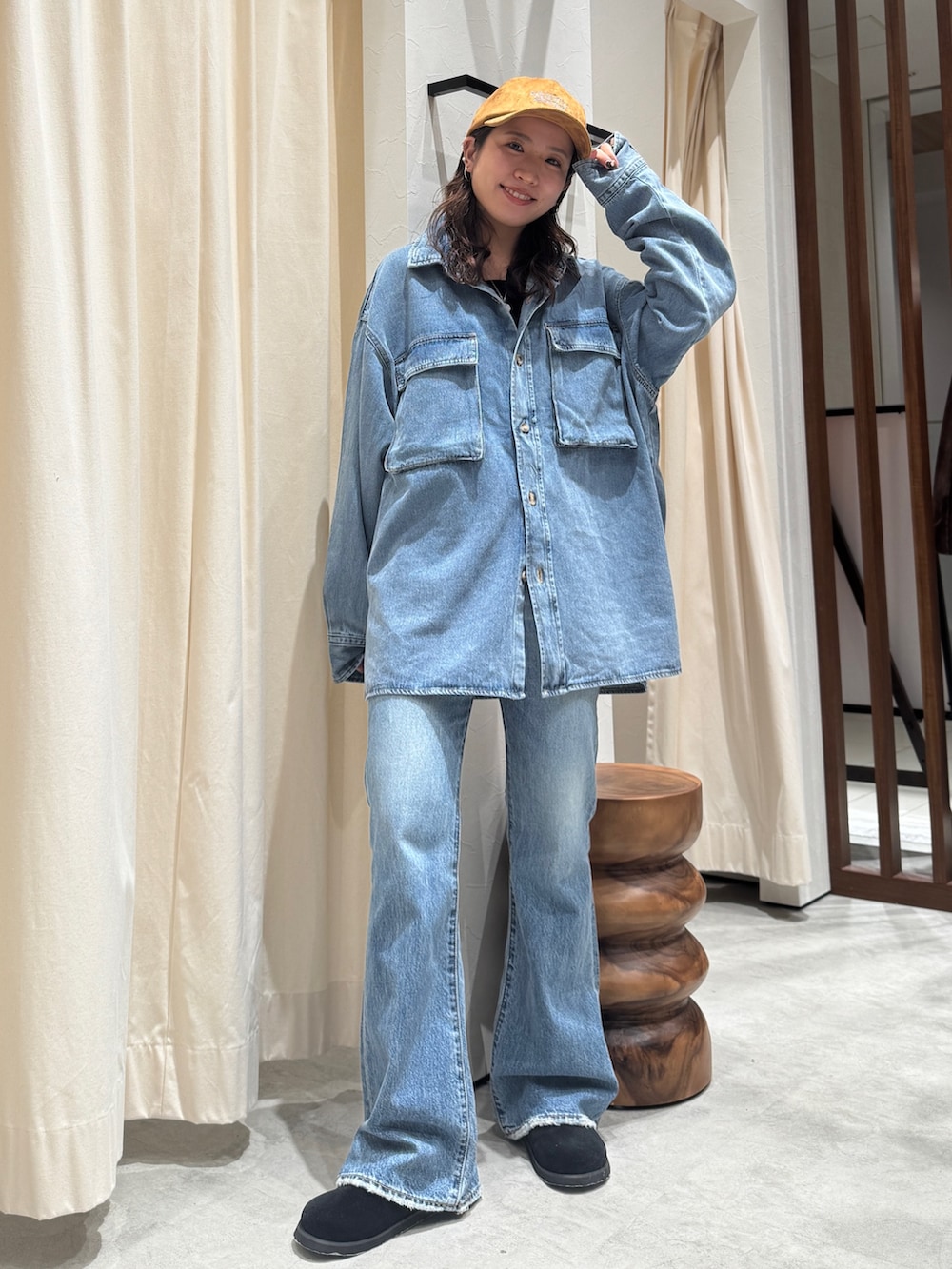 ブルー系のシャツ/ブラウス、ブルー系のデニムパンツ、ブラック系のスリッポンを着用したレディースの秋コーディネートの5枚目の写真