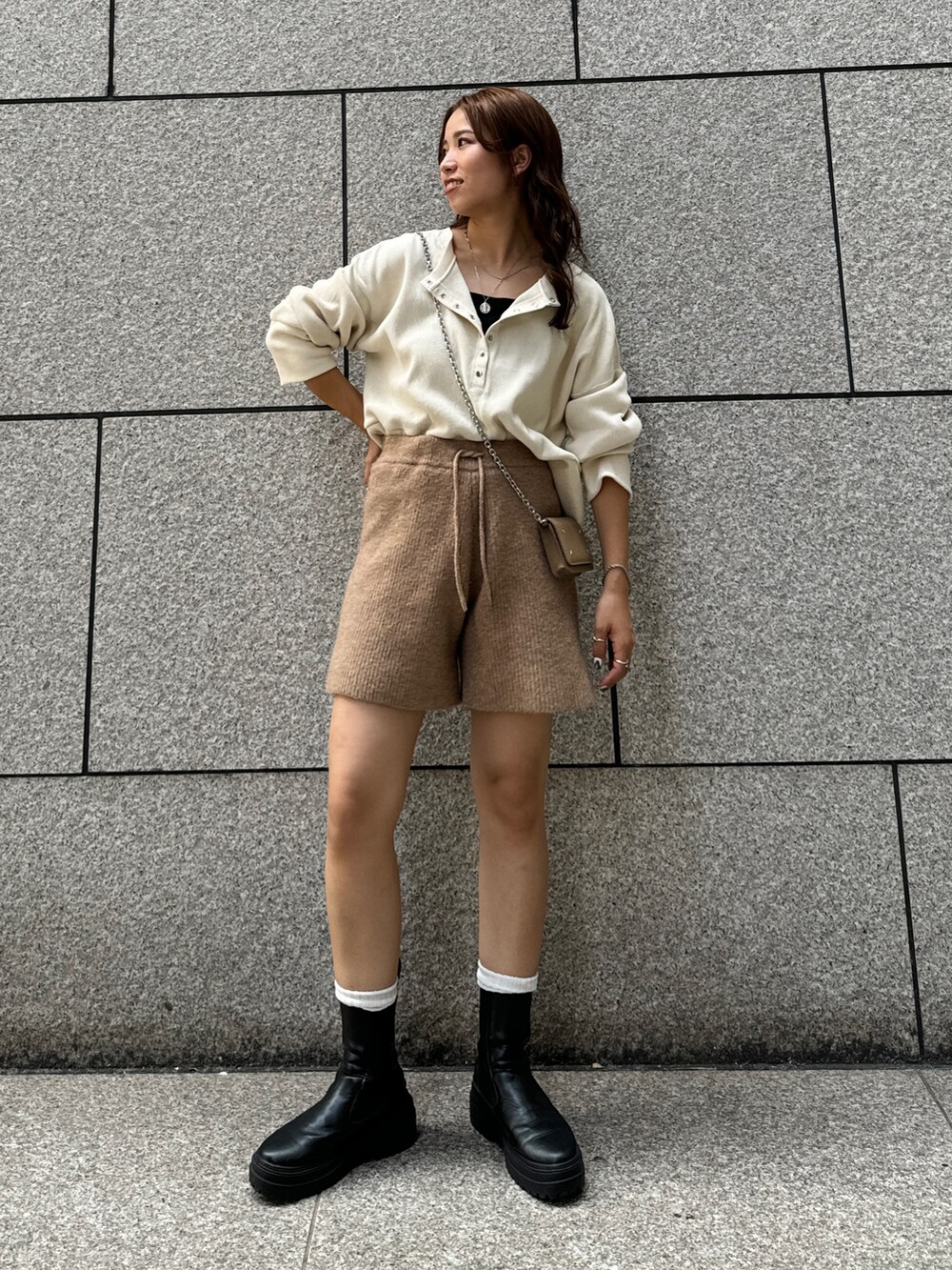 ブラウン系のその他パンツ、ホワイト系のTシャツ/カットソーを着用したレディースの秋コーディネートの2枚目の写真