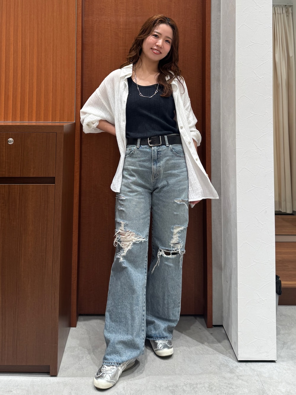 ブルー系のデニムパンツ、ホワイト系のシャツ/ブラウスを着用したレディースの春コーディネートの2枚目の写真