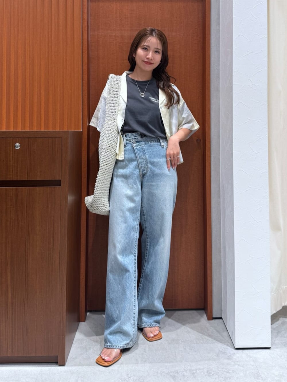 その他のサンダル、グレー系のショルダーバッグ、ブルー系のシャツ/ブラウスを着用したレディースの夏コーディネートの2枚目の写真