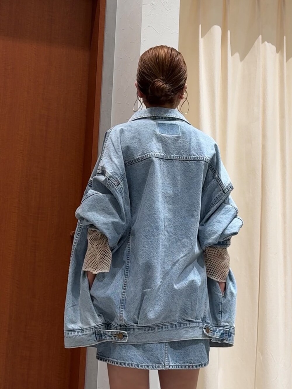 ブルー系のスカート、ブルー系のデニムジャケット、ホワイト系のTシャツ/カットソーを着用したレディースの春コーディネートの6枚目の写真