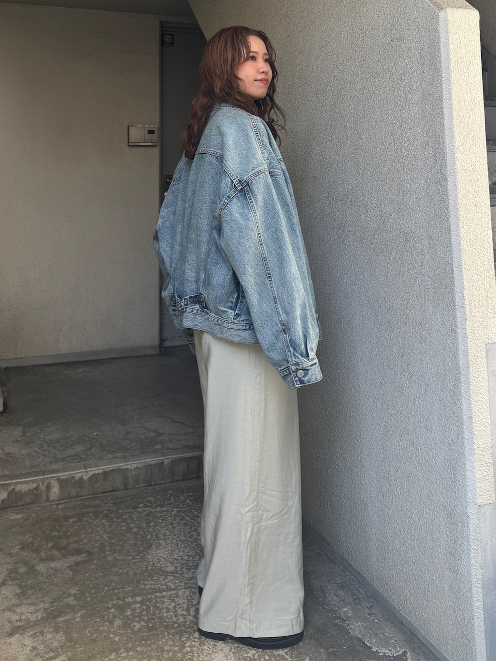 ブルー系のデニムジャケット、ホワイト系のTシャツ/カットソー、グリーン系のキャミソールを着用したレディースの冬コーディネートの4枚目の写真