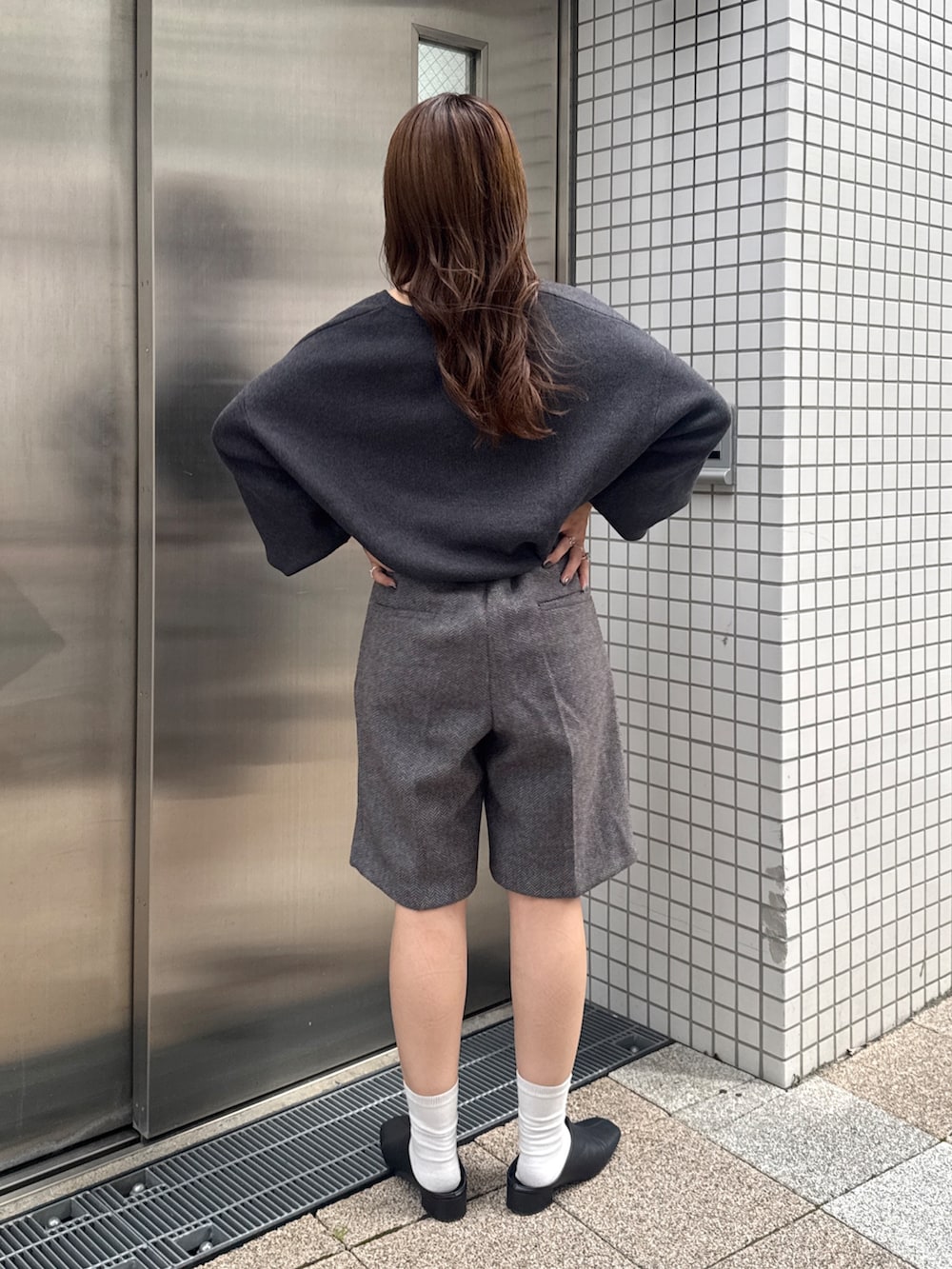 グレー系のその他パンツ、グレー系のテーラードジャケット、グレー系のニット/セーターを着用したレディースの秋コーディネートの10枚目の写真