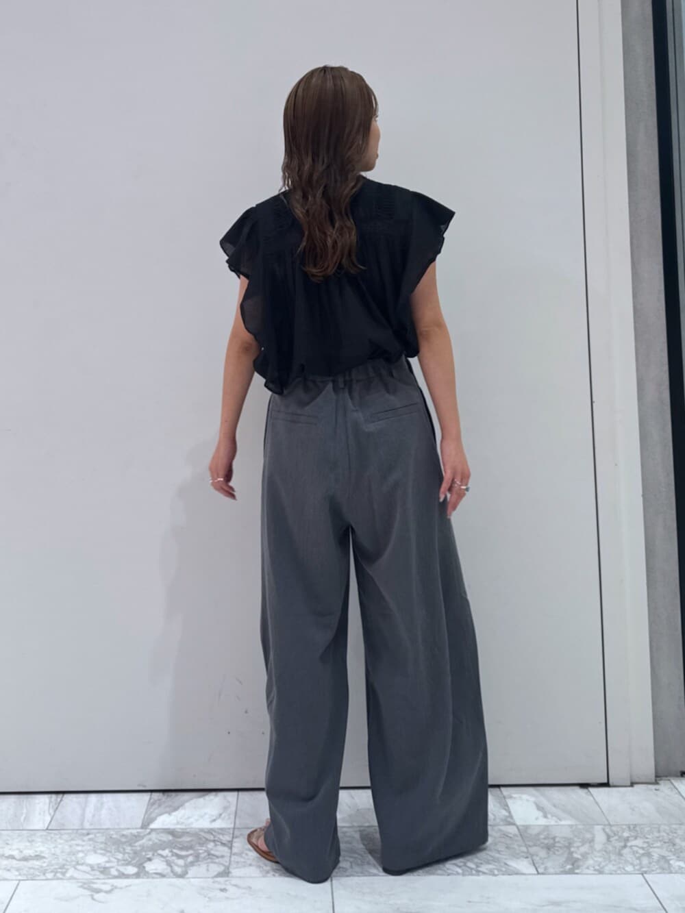 その他のサンダル、グレー系のその他パンツ、ブラック系のシャツ/ブラウスを着用したレディースの夏コーディネートの3枚目の写真