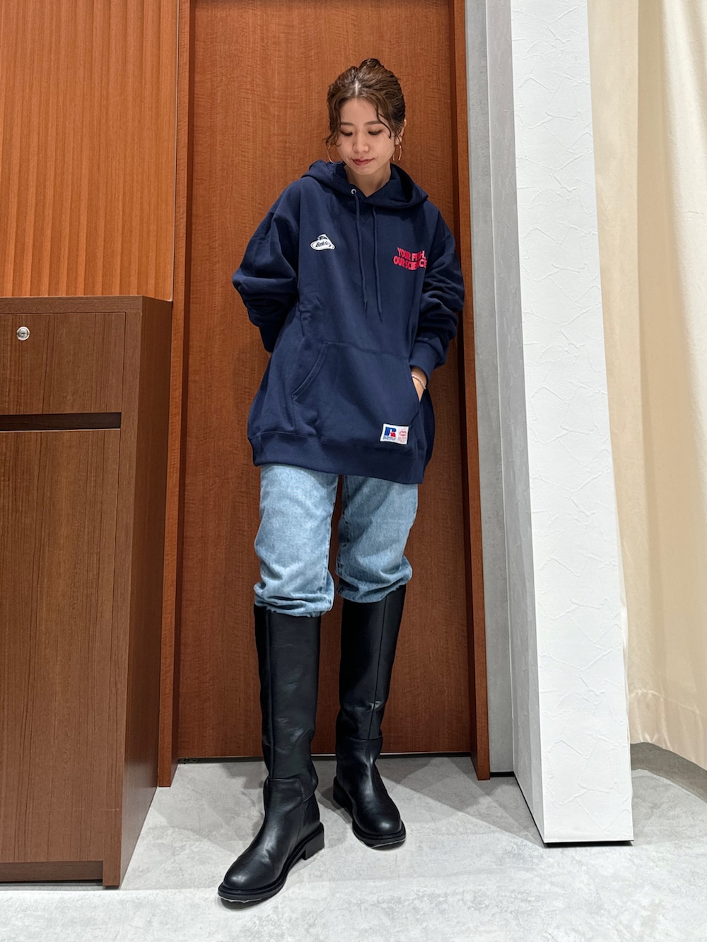 ブルー系のパーカー、ブルー系のデニムジャケット、ブルー系のデニムパンツを着用したレディースの秋コーディネートの7枚目の写真