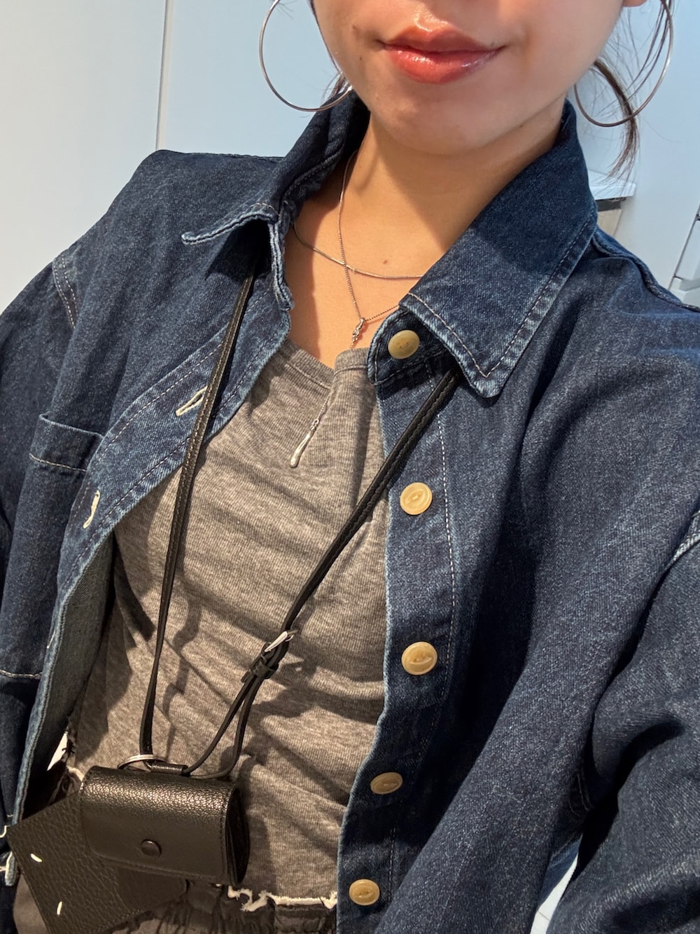 グレー系のその他パンツ、ブルー系のシャツ/ブラウスを着用したレディースの冬コーディネートの6枚目の写真