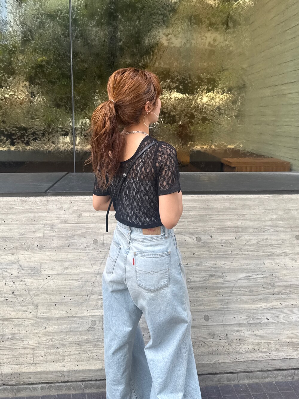 ブルー系のデニムパンツ、ブラック系のTシャツ/カットソーを着用したレディースの春コーディネートの9枚目の写真