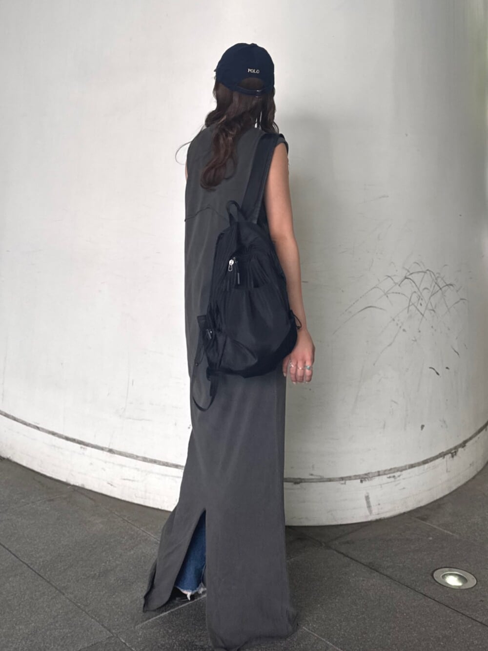 ブルー系のデニムパンツ、グレー系のワンピースを着用したレディースの春コーディネートの8枚目の写真