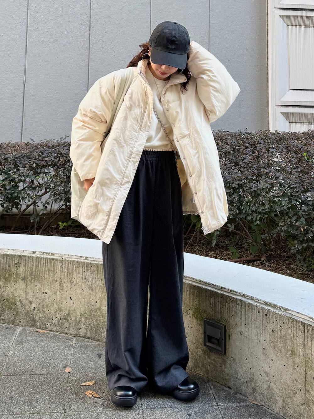 ホワイト系のニット/セーター、グレー系のその他パンツ、ホワイト系のブルゾンを着用したレディースの冬コーディネートの2枚目の写真