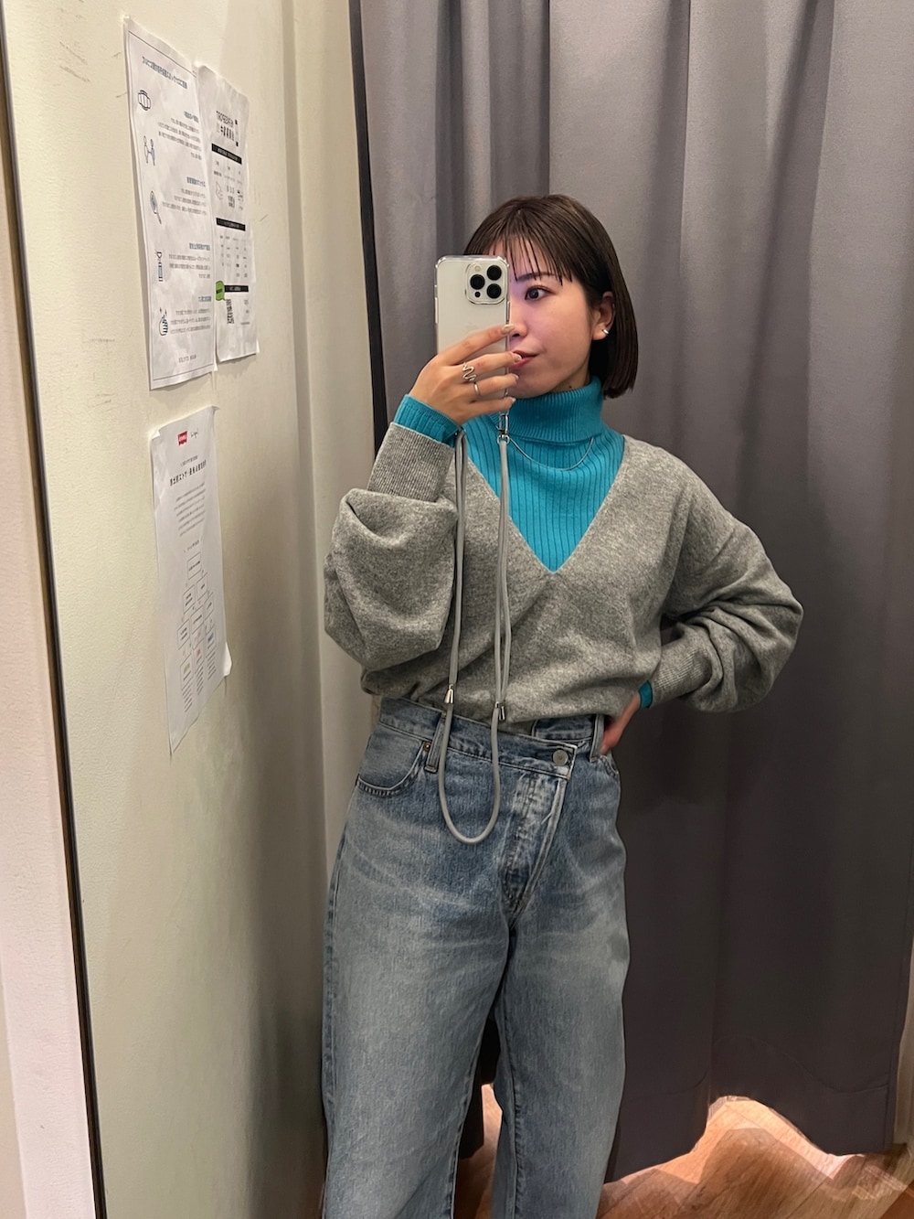 ブルー系のニット/セーター、グレー系のニット/セーター、ブルー系のデニムパンツを着用したレディースの冬コーディネートの2枚目の写真