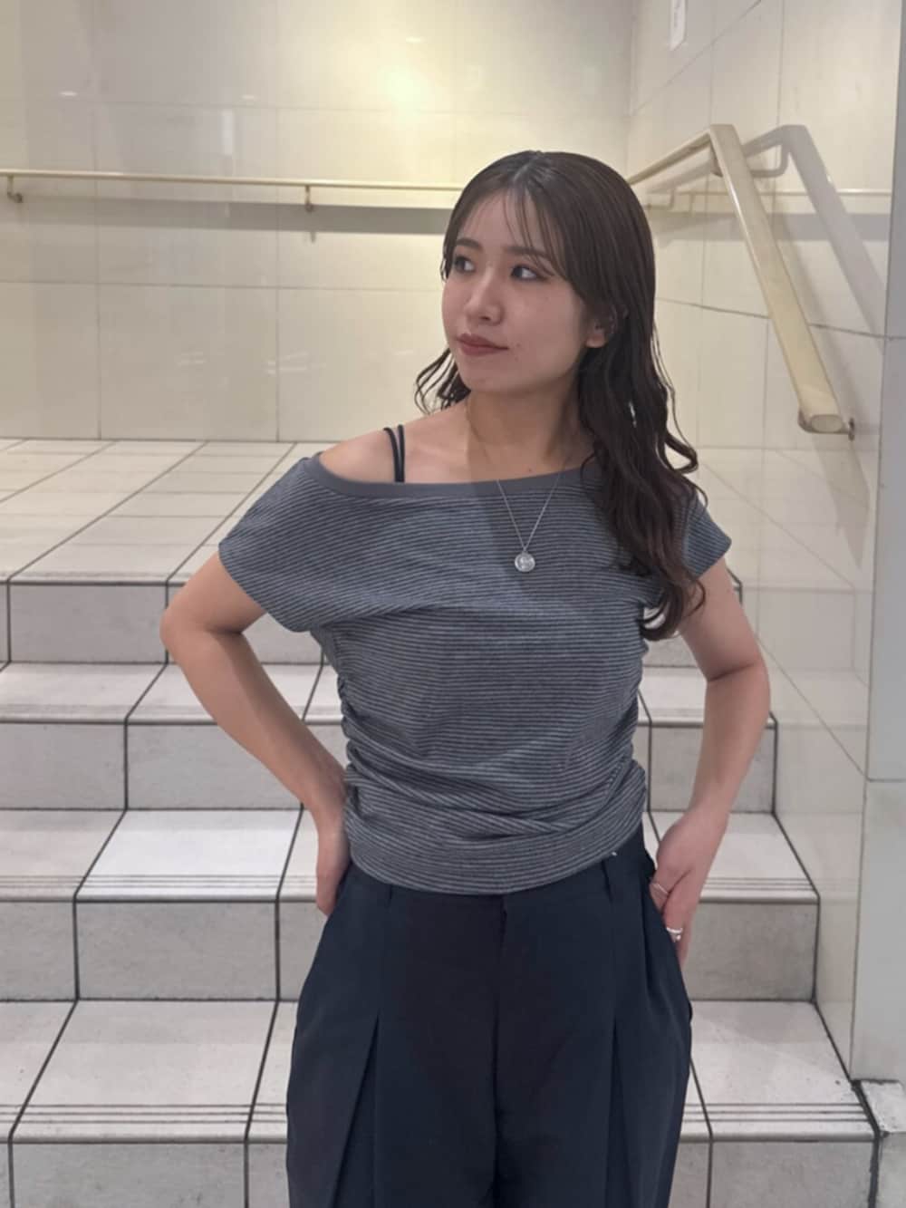 その他のサンダル、グレー系のTシャツ/カットソー、ブルー系のその他パンツを着用したレディースの夏コーディネートの5枚目の写真