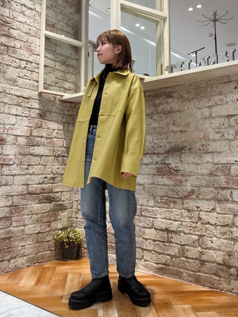 ブルー系のデニムパンツ、ブルー系のデニムパンツ、イエロー系のブルゾンを着用したレディースの秋コーディネートの5枚目の写真