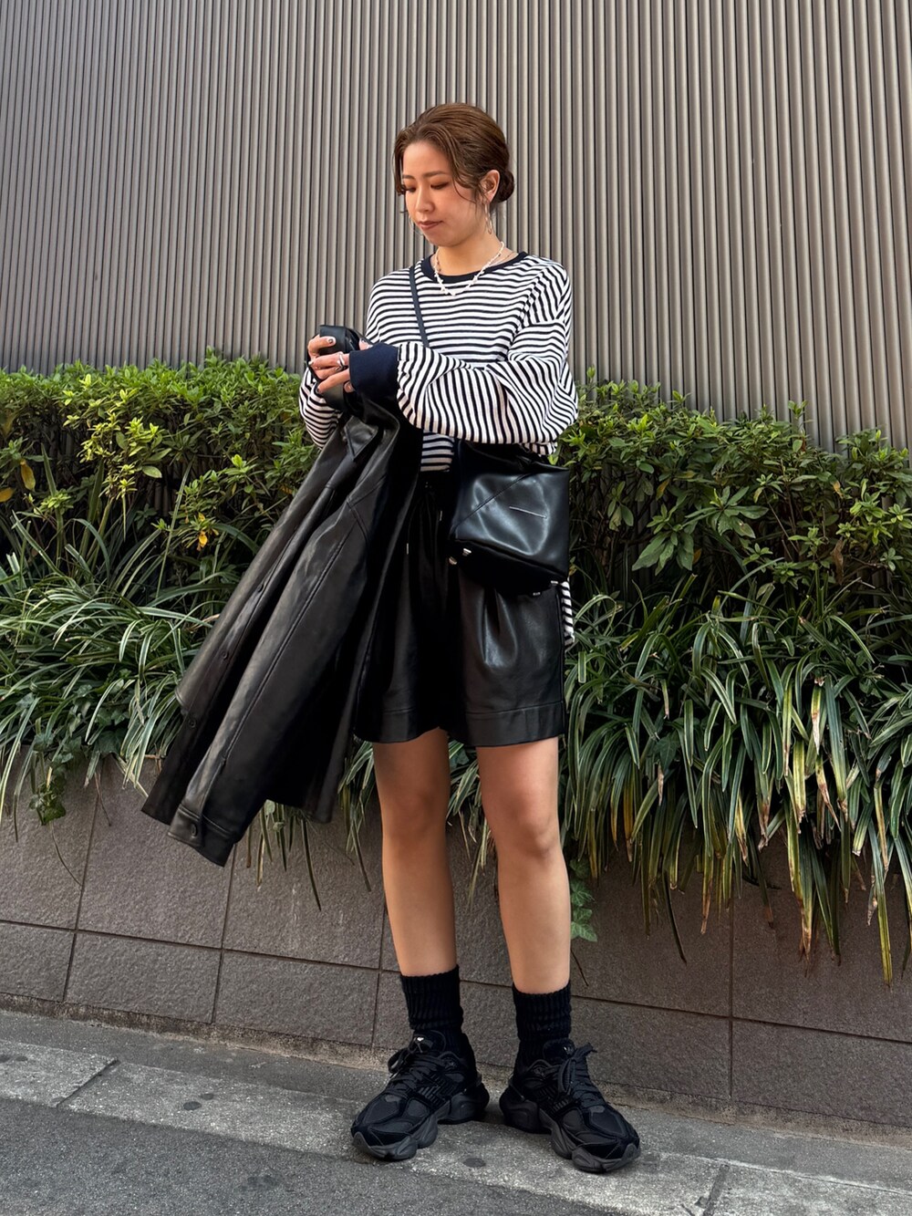 ブラック系のシャツ/ブラウス、ブラック系のその他パンツ、ブルー系のTシャツ/カットソーを着用したレディースの冬コーディネートの7枚目の写真