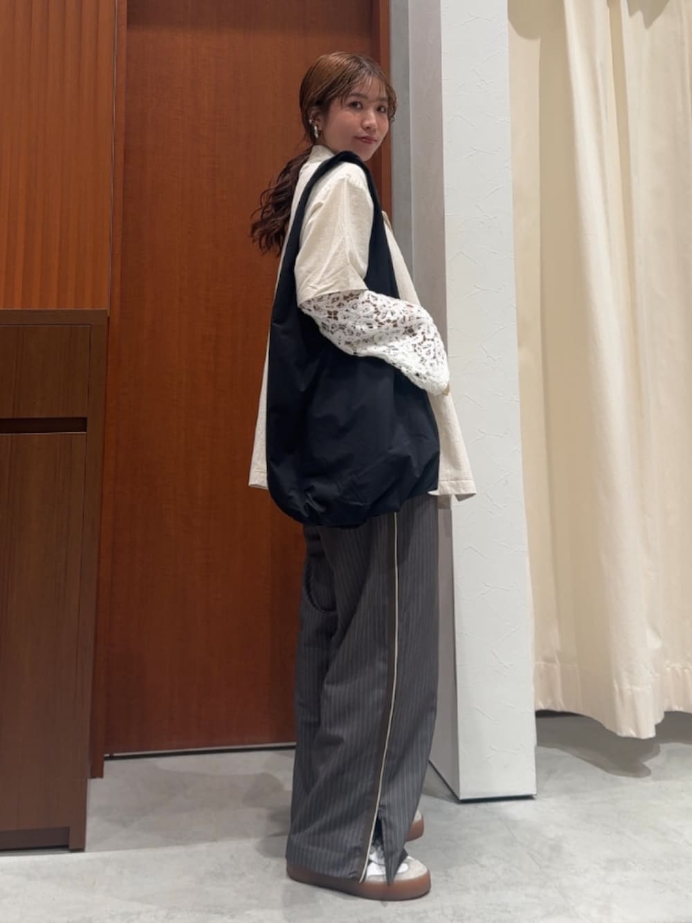 ホワイト系のシャツ/ブラウス、ホワイト系のシャツ/ブラウス、グレー系のその他パンツを着用したレディースの春コーディネートの6枚目の写真