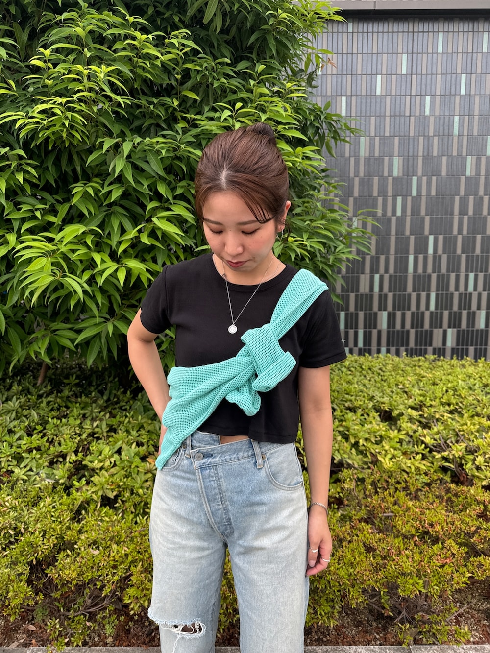 ブルー系のデニムパンツ、ブラック系のTシャツ/カットソー、ブルー系のTシャツ/カットソーを着用したレディースの夏コーディネートの4枚目の写真