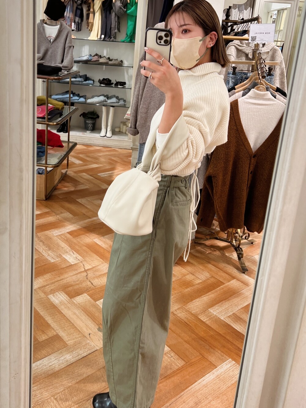 ホワイト系のワンピース、ブラック系のブーツ、ホワイト系のTシャツ/カットソーを着用したレディースの冬コーディネートの4枚目の写真