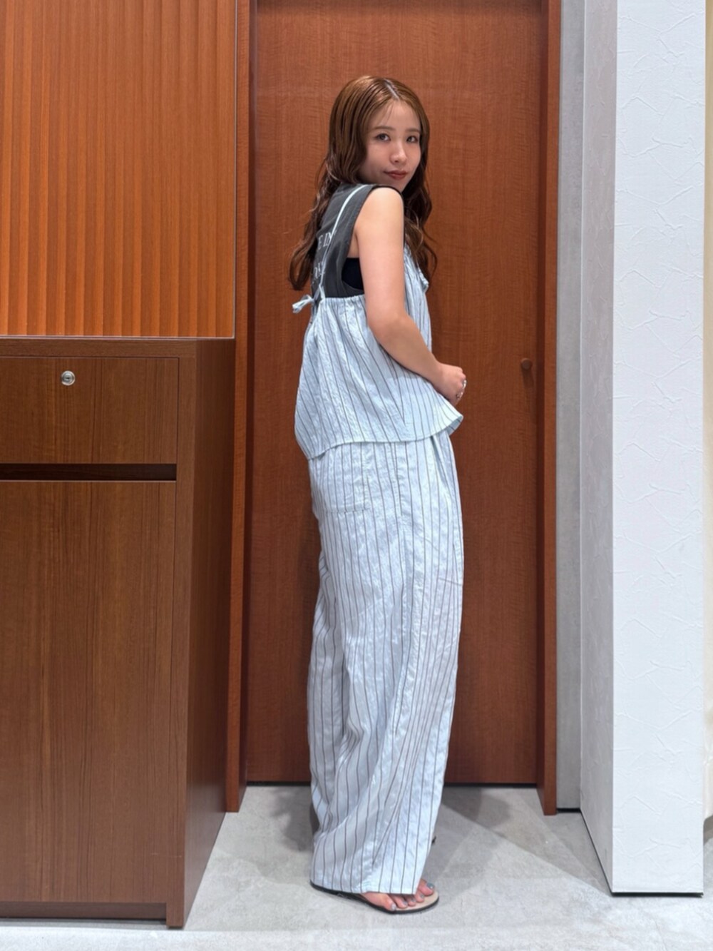 ブルー系のその他パンツ、グレー系のタンクトップ、ブルー系のキャミソールを着用したレディースの夏コーディネートの3枚目の写真