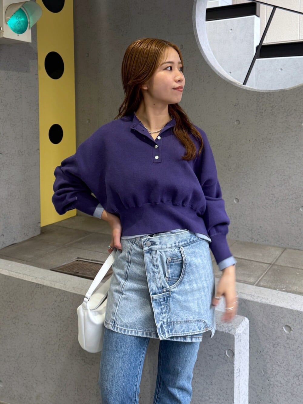 ブルー系のデニムスカート、シルバー系のその他シューズ、ブルー系のデニムパンツを着用したレディースの夏コーディネートの6枚目の写真
