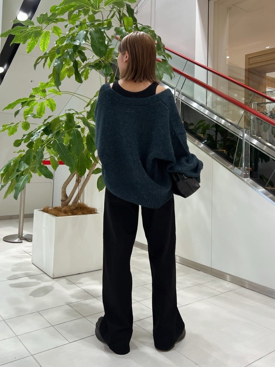 ブラック系のデニムパンツ、ブラック系のデニムパンツ、グリーン系のカーディガン/ボレロを着用したレディースの秋コーディネートの4枚目の写真