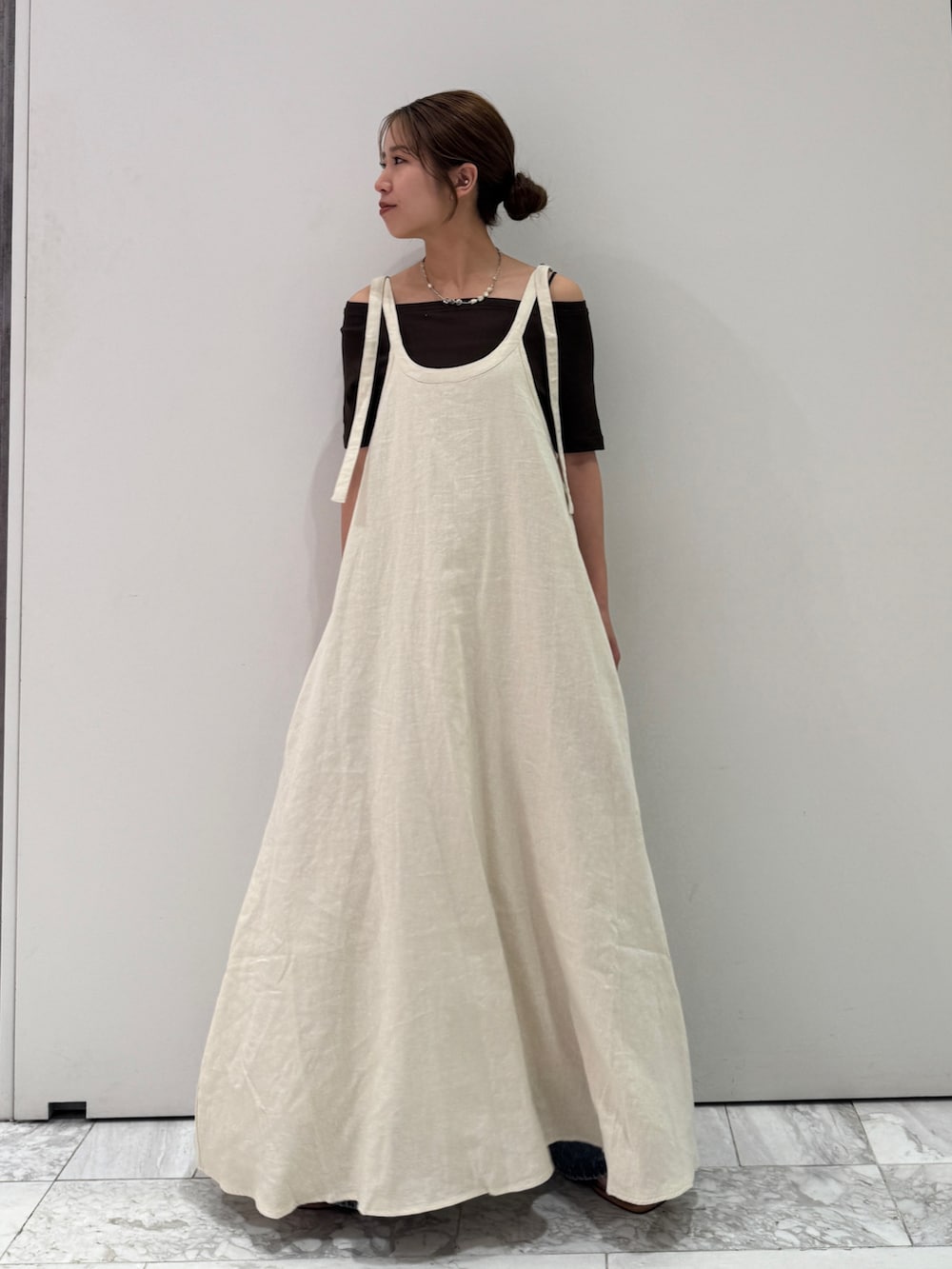 その他のサンダル、ブルー系のデニムパンツ、ブラウン系のTシャツ/カットソーを着用したレディースの春コーディネートの6枚目の写真