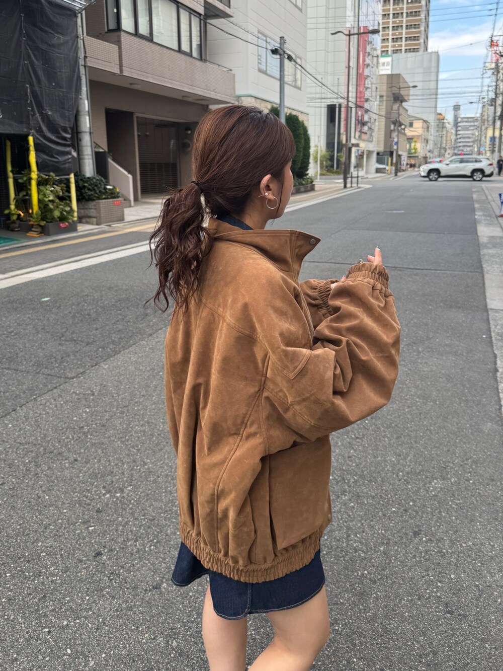 ブルー系のシャツ/ブラウス、ブラウン系のブルゾンを着用したレディースの秋コーディネートの9枚目の写真