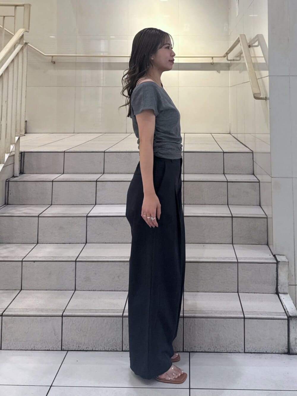 その他のサンダル、グレー系のTシャツ/カットソー、ブルー系のその他パンツを着用したレディースの夏コーディネートの2枚目の写真