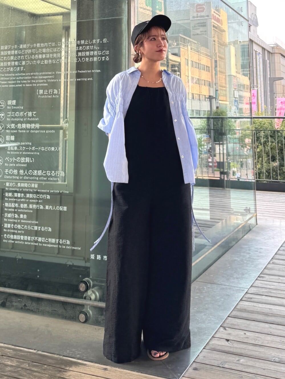 ブラック系のサンダル、ブラック系のサロペット/オーバーオール、ブルー系のシャツ/ブラウスを着用したレディースの夏コーディネートの4枚目の写真