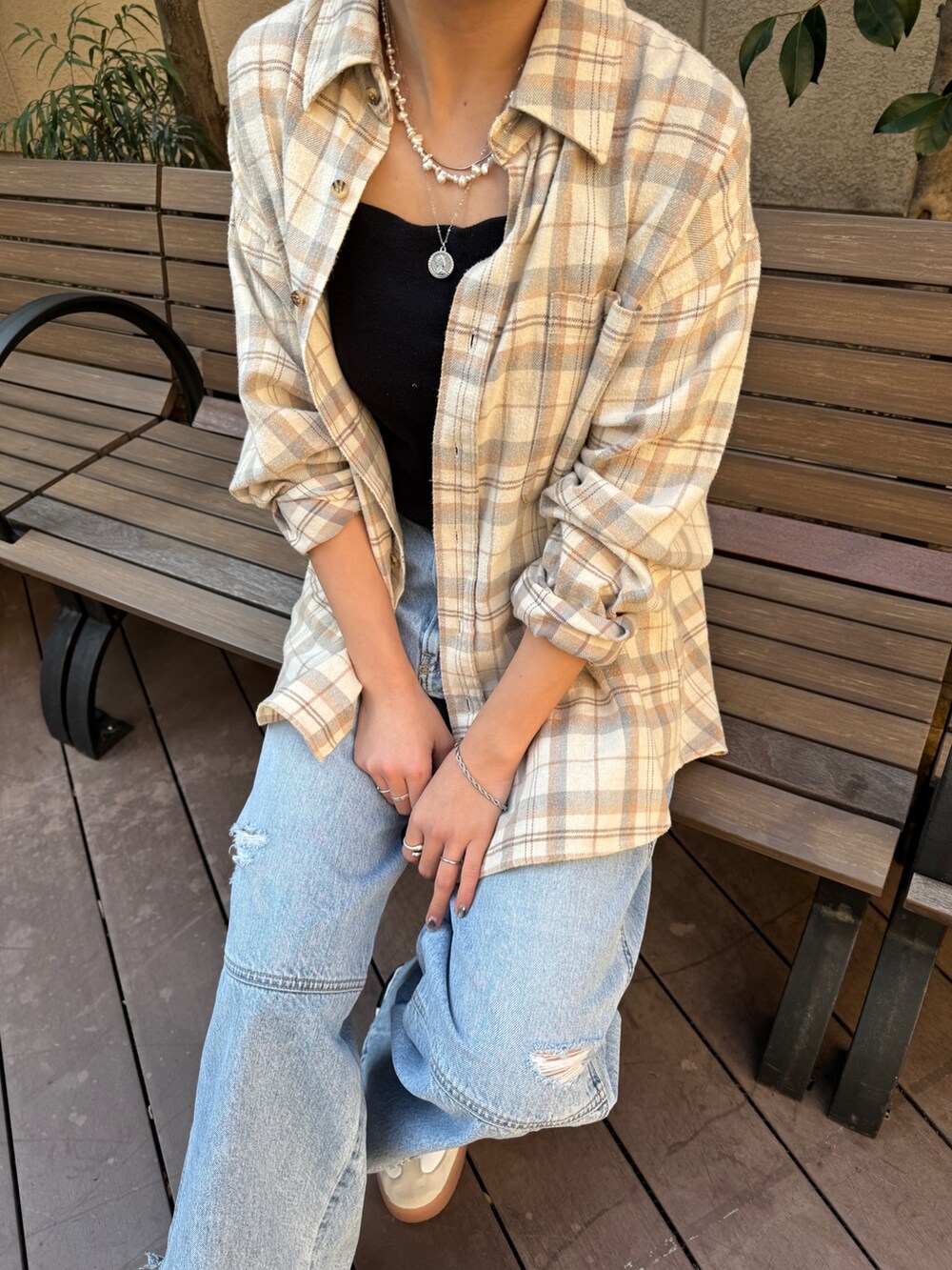 ホワイト系のシャツ/ブラウス、ブルー系のデニムパンツを着用したレディースの冬コーディネートの7枚目の写真