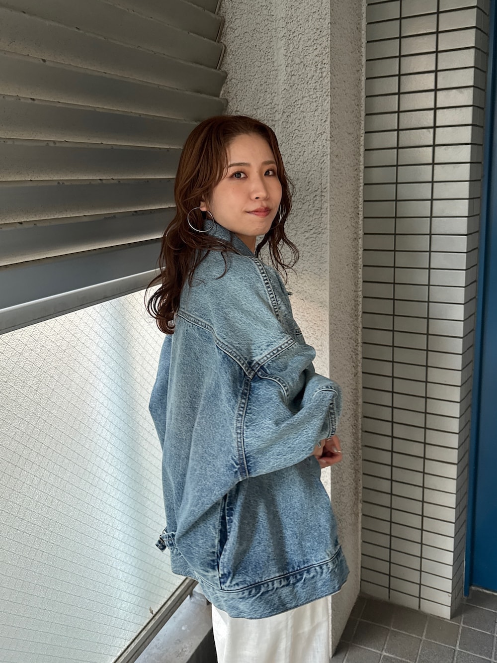 ブルー系のデニムジャケット、ホワイト系のその他パンツ、グレー系のTシャツ/カットソーを着用したレディースの冬コーディネートの8枚目の写真