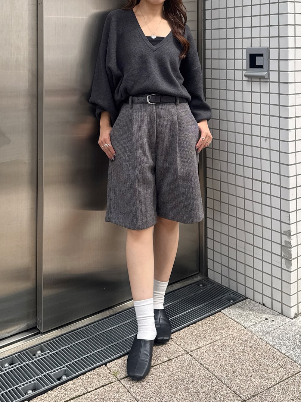 グレー系のその他パンツ、グレー系のテーラードジャケット、グレー系のニット/セーターを着用したレディースの秋コーディネートの8枚目の写真