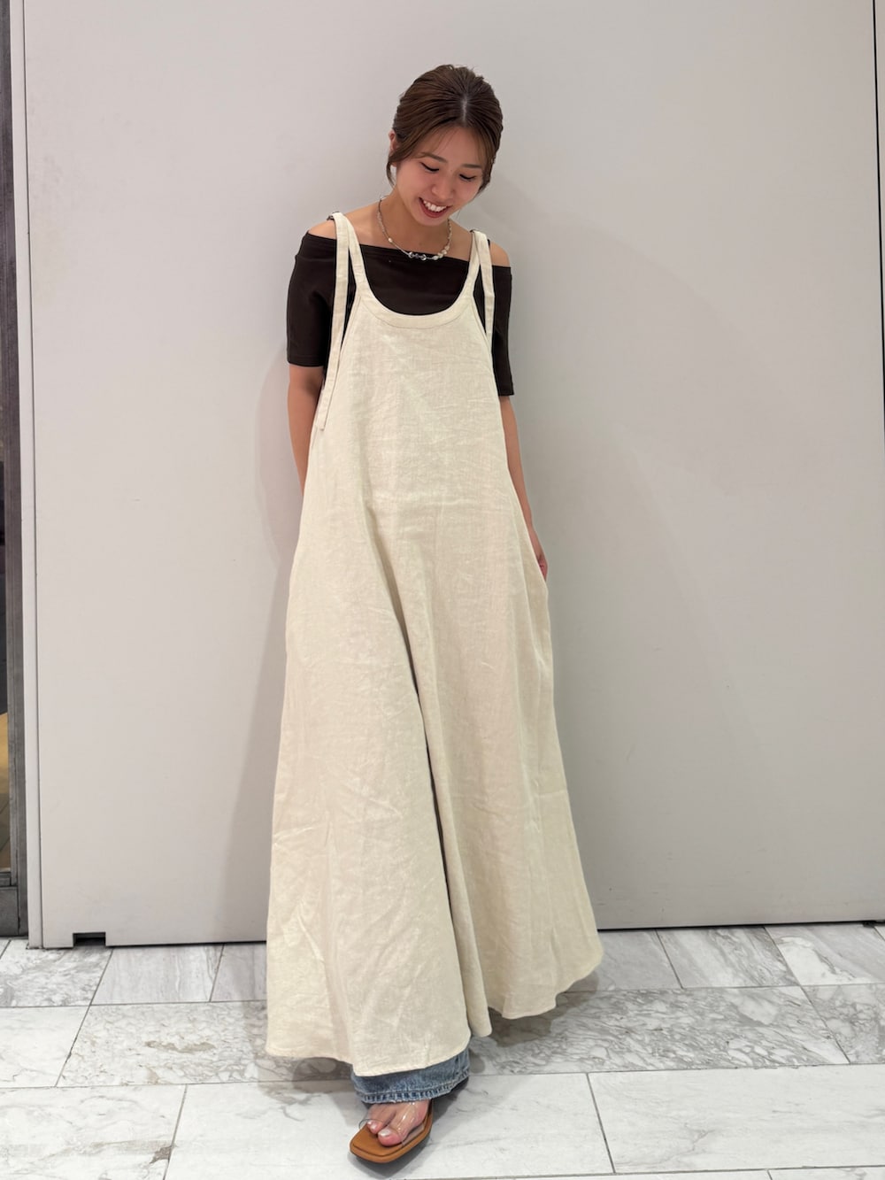 その他のサンダル、ブルー系のデニムパンツ、ブラウン系のTシャツ/カットソーを着用したレディースの春コーディネートの2枚目の写真