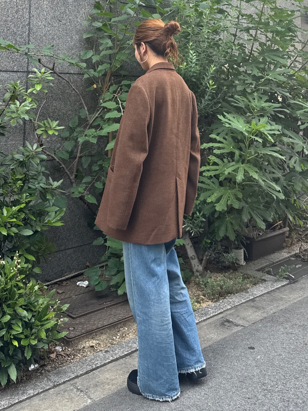 ブラウン系のテーラードジャケット、ブルー系のデニムパンツを着用したレディースの秋コーディネートの5枚目の写真