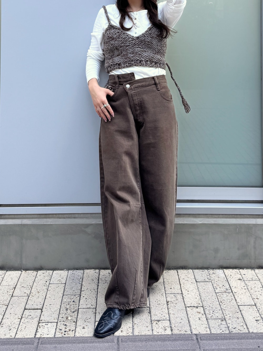 ブラウン系のデニムパンツ、ブラウン系のキャミソール、ホワイト系のTシャツ/カットソーを着用したレディースの秋コーディネートの5枚目の写真
