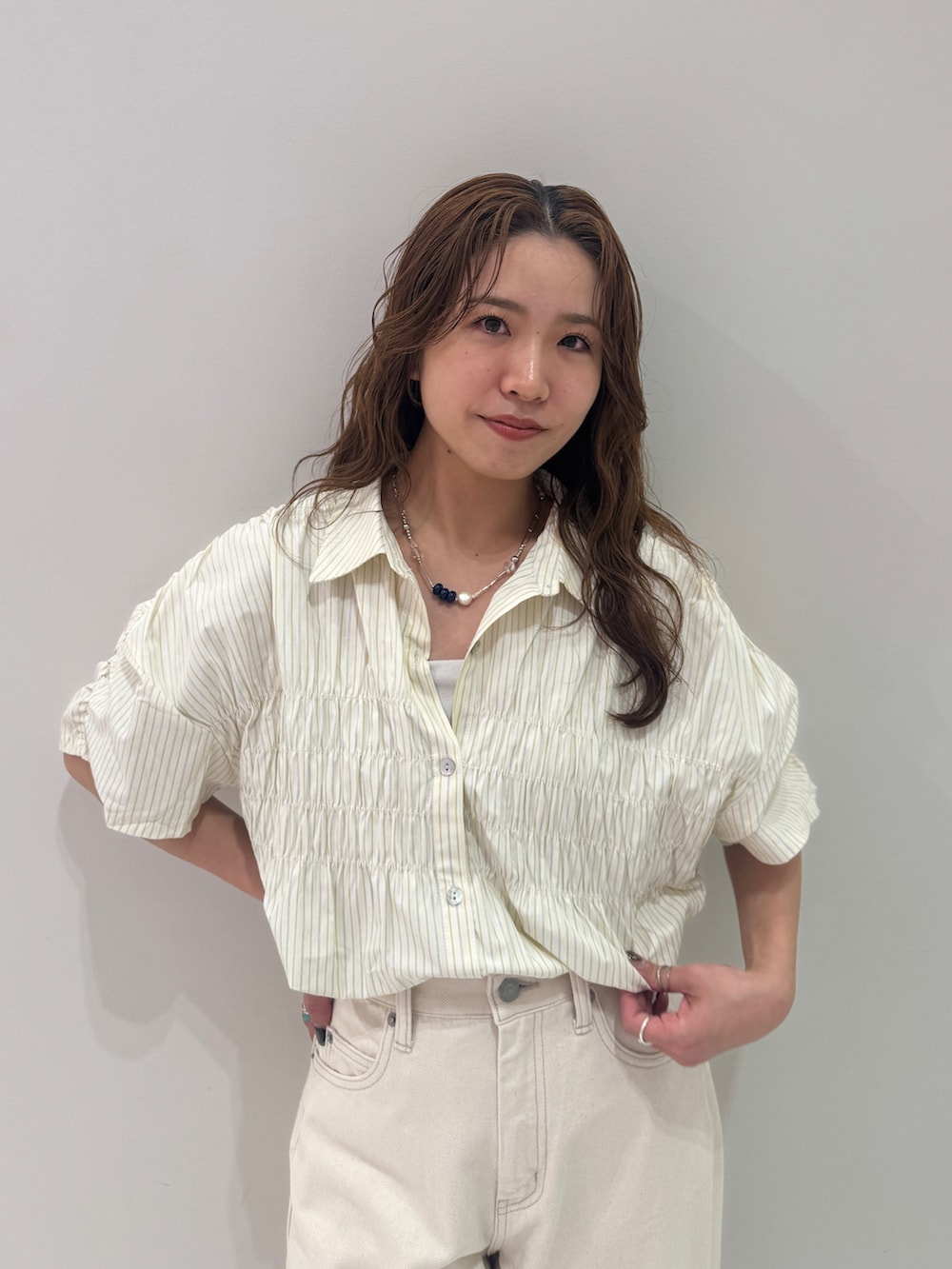 ホワイト系のデニムパンツ、イエロー系のシャツ/ブラウス、イエロー系のサンダルを着用したレディースの春コーディネートの6枚目の写真
