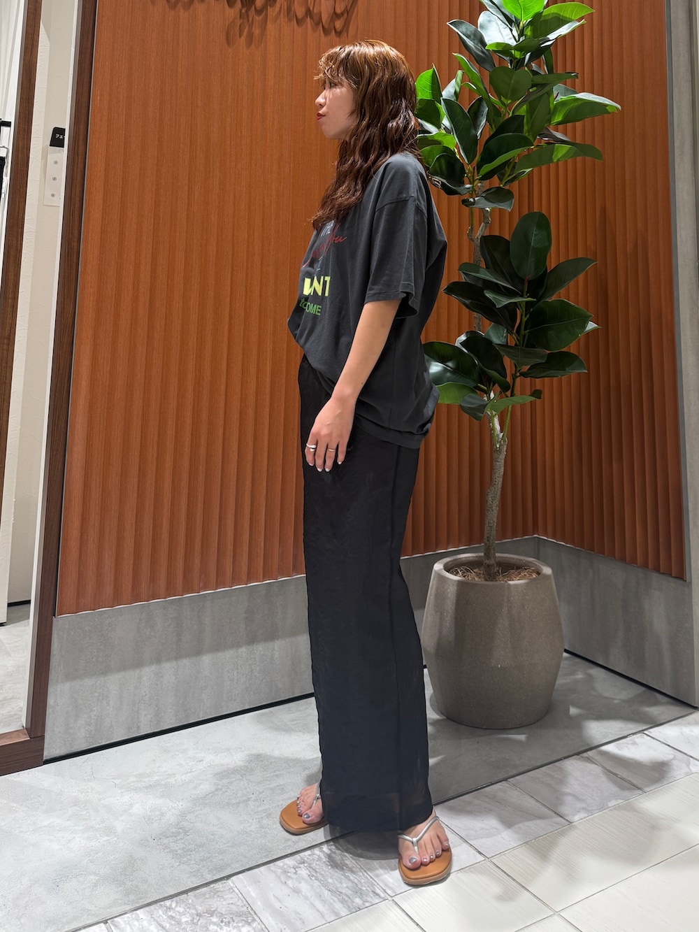 シルバー系のサンダル、グレー系のスカート、グレー系のTシャツ/カットソーを着用したレディースの春コーディネートの5枚目の写真