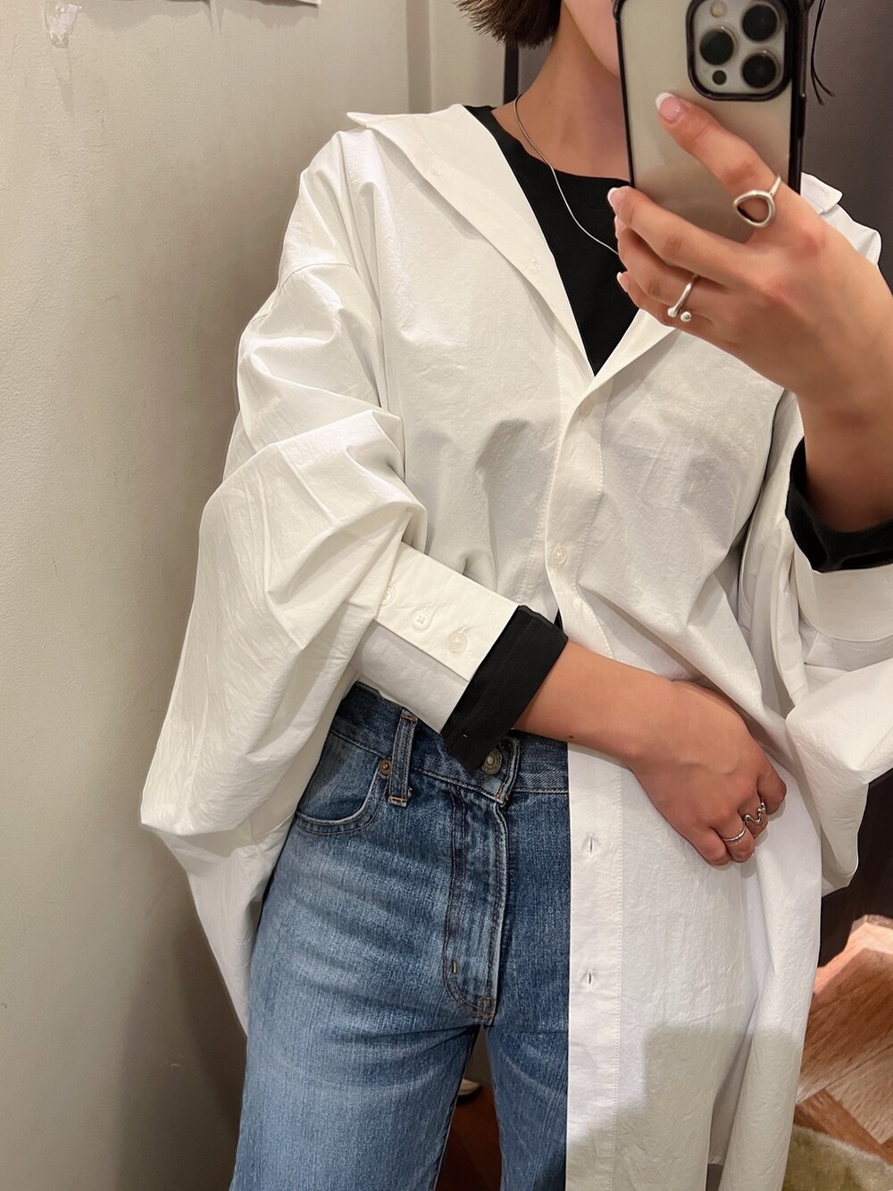 ホワイト系のシャツ/ブラウス、ブラック系のTシャツ/カットソー、その他のハンドバッグを着用したレディースの冬コーディネートの10枚目の写真